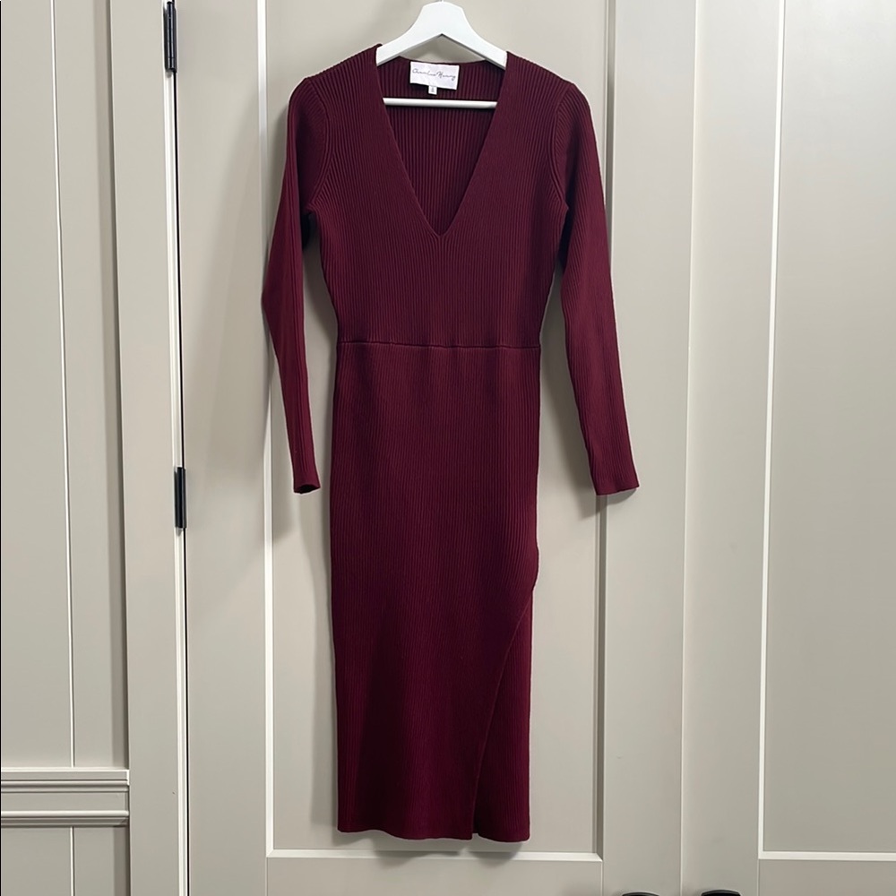 Charles Henry V-Neck Ribbed Midi Dress in Burgundy